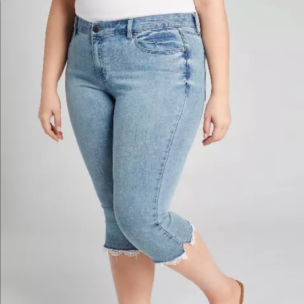 NWT Lane Bryant Mid Rise Lace Trim Cropped Capri Jeans Pedal Stretch Size 20